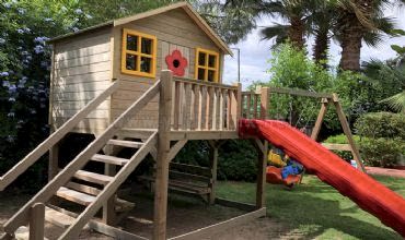 Bahçe oyun evi Kırmızı kaydıraklı